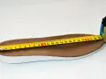 Miarka mierzy wkładkę, która odpowiada rozmiarowi 43. Długość wkładki to około 27 cm.