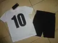 Biała koszulka z czarną "10" i czarne spodenki. Metka z napisem "Chapter Young" sugeruje, że to firma odzieżowa.