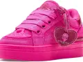 Różowe buty Kurt Geiger z sercem i logo. To marka znana z odważnych projektów.