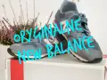 Szare buty New Balance, czy sizeer ma oryginalne buty? Na zdjęciu widać parę szarych sneakersów z fioletowymi i białymi akcentami.