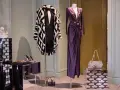 Elegancka, fioletowa suknia i futrzana kurtka w czarno-białe wzory. Wygląda jak z bajki, ale to tylko fejk.