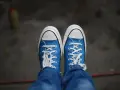 Niebieskie trampki z białymi sznurówkami i podeszwą. Czy na Zalando są oryginalne buty? Tak, można tam znaleźć autentyczne obuwie.