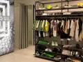Sklep z odzieżą freesoul co to za firma. Widać ubrania i buty tej marki, a także logo freesoul na ścianie.