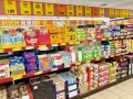 Półki sklepowe uginają się od słodkości, ciastek i herbat. Widać tu wiele produktów marki newcential, w tym ciastka, wafle i herbaty w atrakcyjnych cenach.