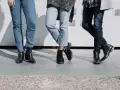Trzy pary damskich jeansów i różne buty: botki na obcasie, zamszowe botki i eleganckie botki. Idealne inspiracje, jakie buty do jeansów damskich wybrać.