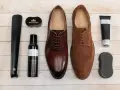 Zestaw do pielęgnacji obuwia: eleganckie brązowe i zamszowe buty, łyżka do butów, pianka czyszcząca, krem wodoodporny i gąbka. Idealny poradnik, jak pastować buty.
