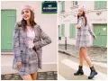 Dziewczyna w różowym beretce i kraciastej marynarce z mini spódniczką, prezentująca styl preppy na tle paryskiej uliczki.