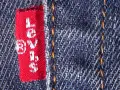 Czerwona metka z białym napisem "Levi's" na dżinsie. To klucz do tego, jak rozpoznać oryginalne levisy.