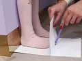 Dziecko mierzy stopę, by dobrać odpowiednie buty. 18cm jaki to rozmiar buta?