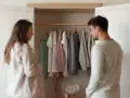 Para przygotowuje ubranka, zastanawiając się, jaki rozmiar na 2 lata będzie najlepszy dla ich dziecka.