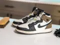 Para wiedzą, czy buty Nike można prać w pralce, leżą obok szczotki do czyszczenia i sznurówek.
