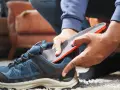 Wkładka zmniejszająca rozmiar buta, dopasowująca się do wnętrza niebieskiego buta trekkingowego.