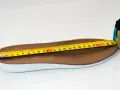 Miarka krawiecka pokazuje 27,5 cm. Jaki to rozmiar buta? To zależy od producenta, ale zazwyczaj jest to około 42-43.