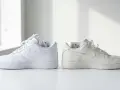Dwa białe buty Nike Air Force 1, jeden świeży, drugi lekko przybrudzony. Czy 50 style ma oryginalne buty? Metki z kodami sugerują autentyczność.