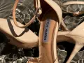 Beżowe szpilki Steve Madden w wodzie. Ich elegancka linia podkreśla wysokość obcasa, tworząc efektowny kontrast z falującą powierzchnią.