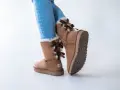 Brązowe kozaki UGG z kokardkami, idealne na zimę. Zastanawiasz się, ugg jaki rozmiar wybrać?