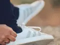 Białe buty sportowe adidas, rozmiar 43 1/3, idealne na spacer.