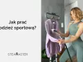 Kobieta w stroju sportowym używa parownicy do odświeżenia odzieży sportowej.