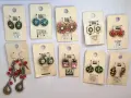 Kolczyki marki Biba Sieraden. Różnorodne wzory i kolory, od zielonych i niebieskich po pomarańczowe i różowe. Biba co to za marka? To marka biżuterii.