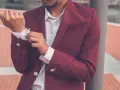 Stylizacje z bordową marynarką męską, które zachwycą na każdą okazję