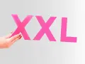 Dłoń z czerwonymi paznokciami trzyma literę "X", obok widnieją kolejne litery "XXL". Czy to rozmiar 50 jaki to rozmiar damski?