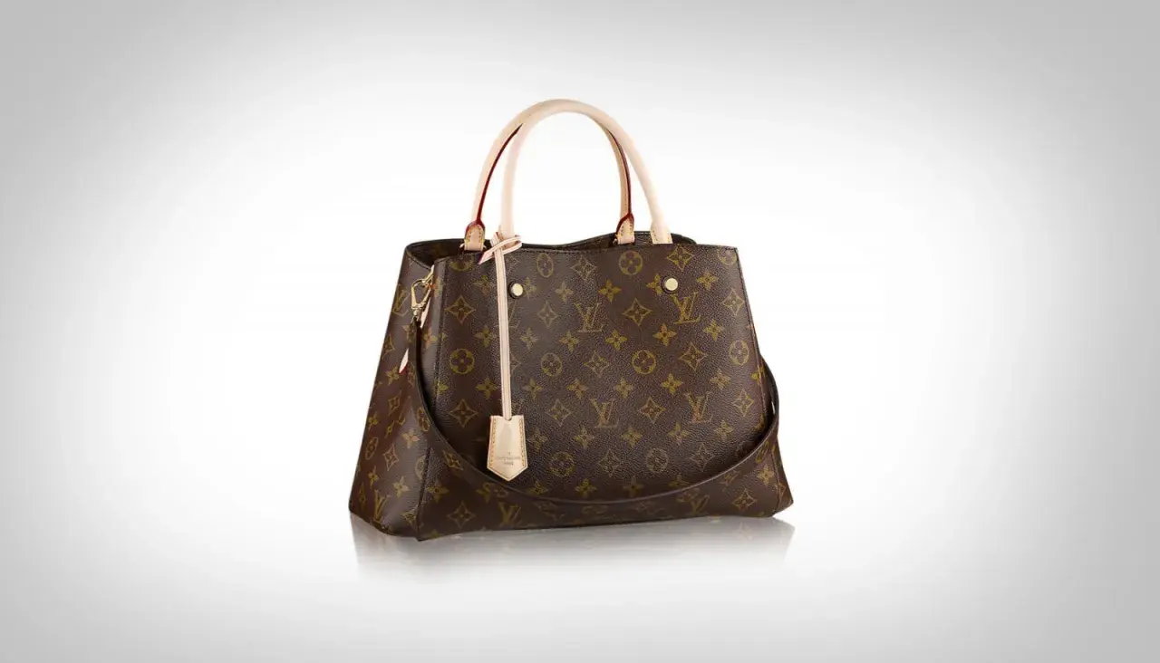 Elegancka torebka Louis Vuitton z monogramem. Chcesz wiedzieć, jak sprawdzić, czy torebka Louis Vuitton jest oryginalna? Zwróć uwagę na detale.
