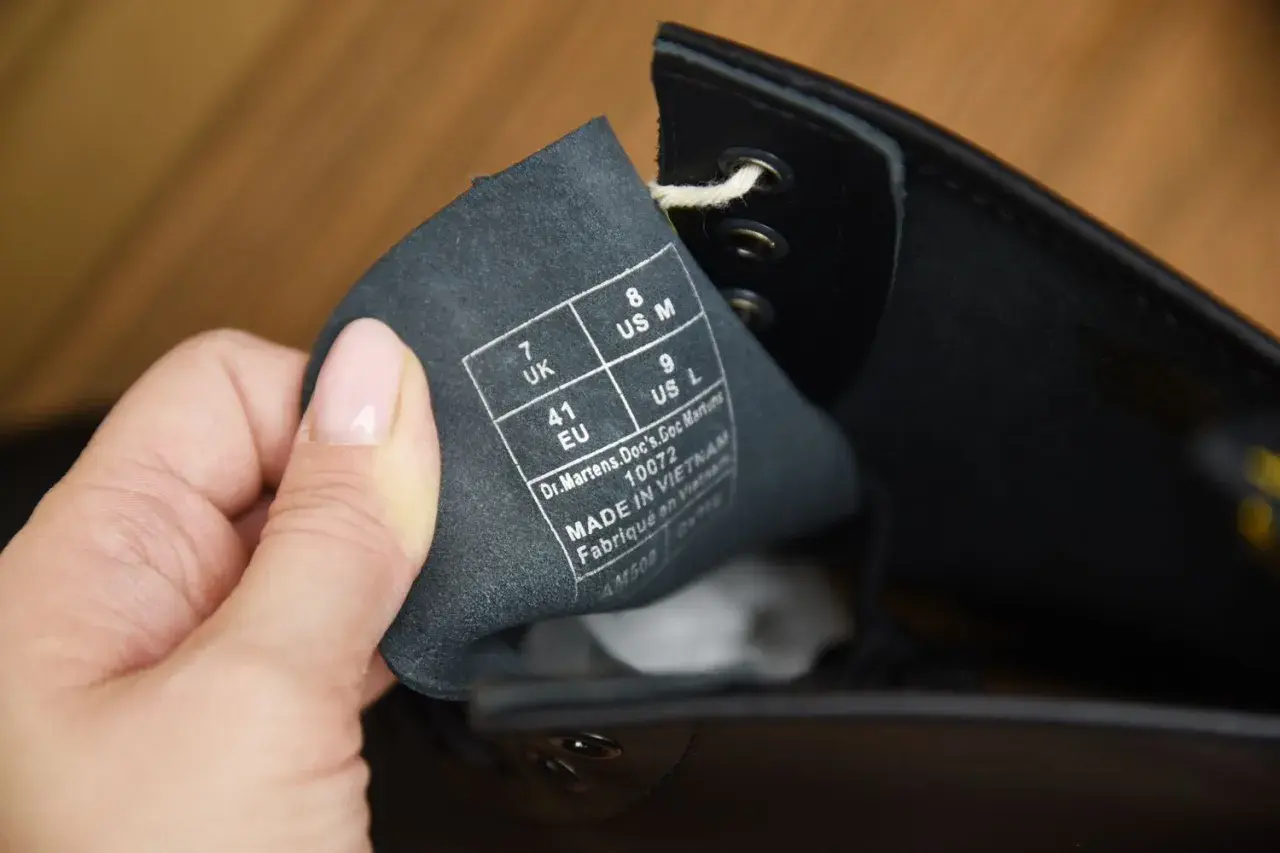 Metka z rozmiarem na wewnętrznej stronie buta Dr. Martens. Sprawdź metkę, by dowiedzieć się, jak rozpoznać oryginalne martensy.
