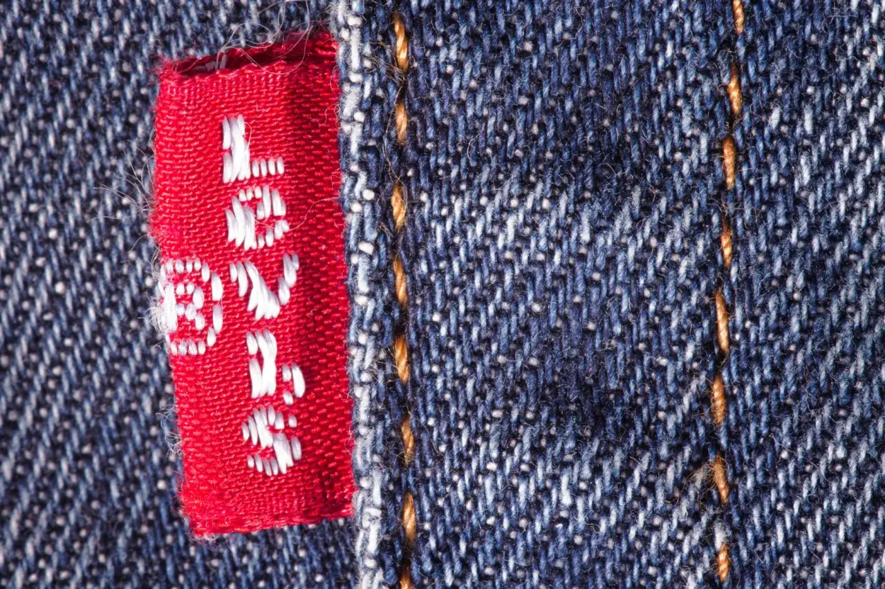 Czerwona metka z białym napisem "Levi's" na dżinsie. To klucz do tego, jak rozpoznać oryginalne levisy.