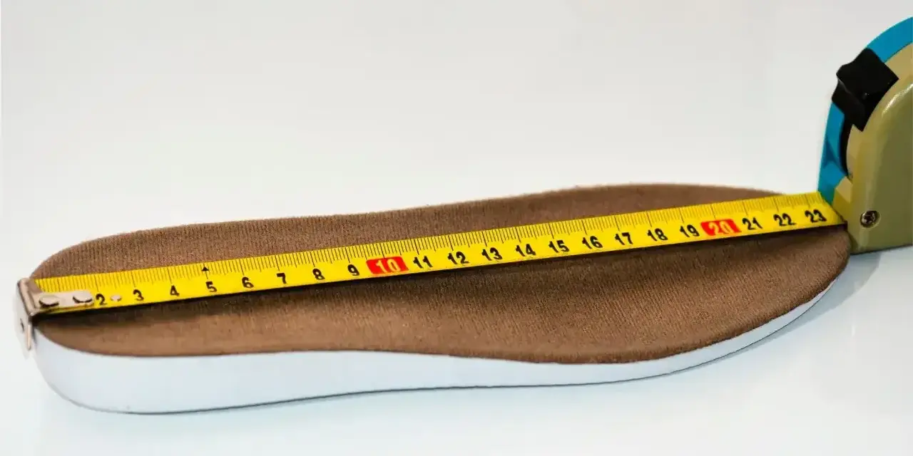 Miarka mierzy wkładkę, która odpowiada rozmiarowi 43. Długość wkładki to około 27 cm.