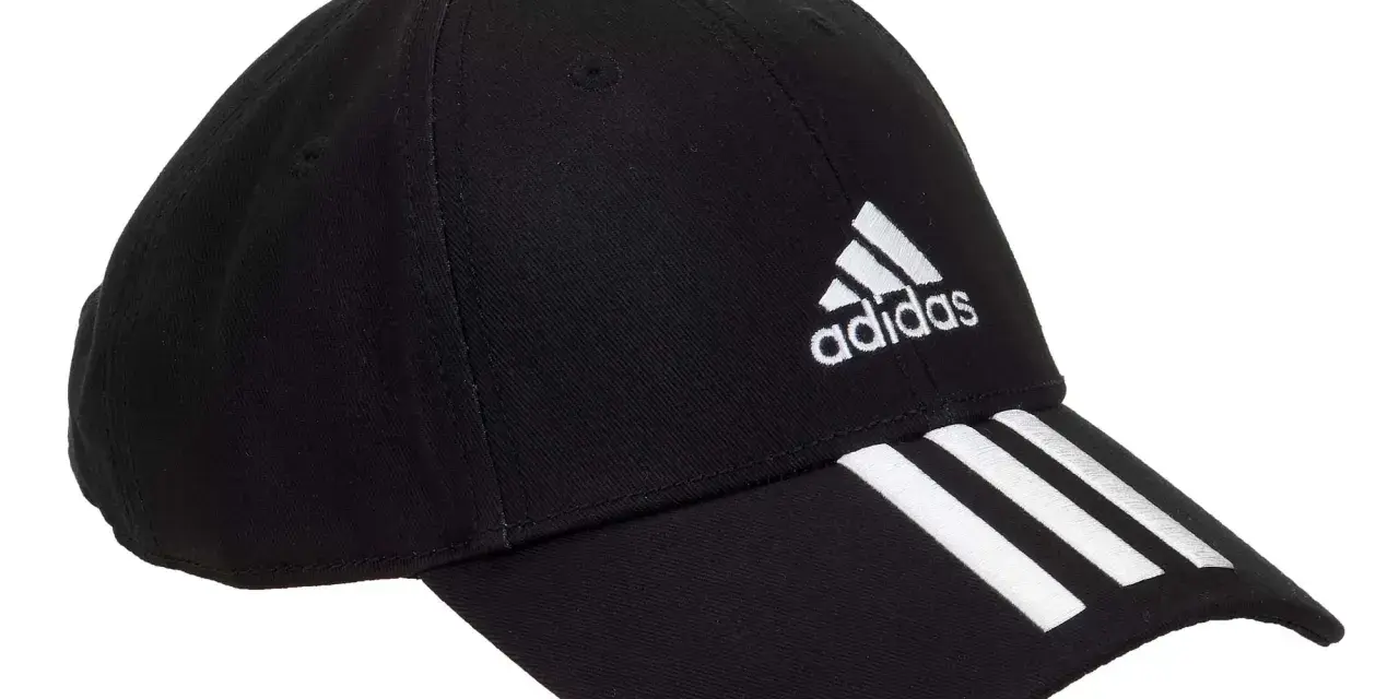 Czarna czapka z daszkiem Adidas z białym logo. Rozmiar OSFM, czyli jeden rozmiar dla wszystkich.