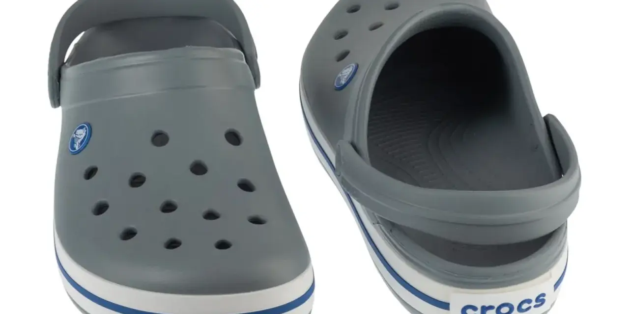 Szare Crocsy, rozmiar W8. Idealne na letnie dni, zapewniające komfort i wygodę.