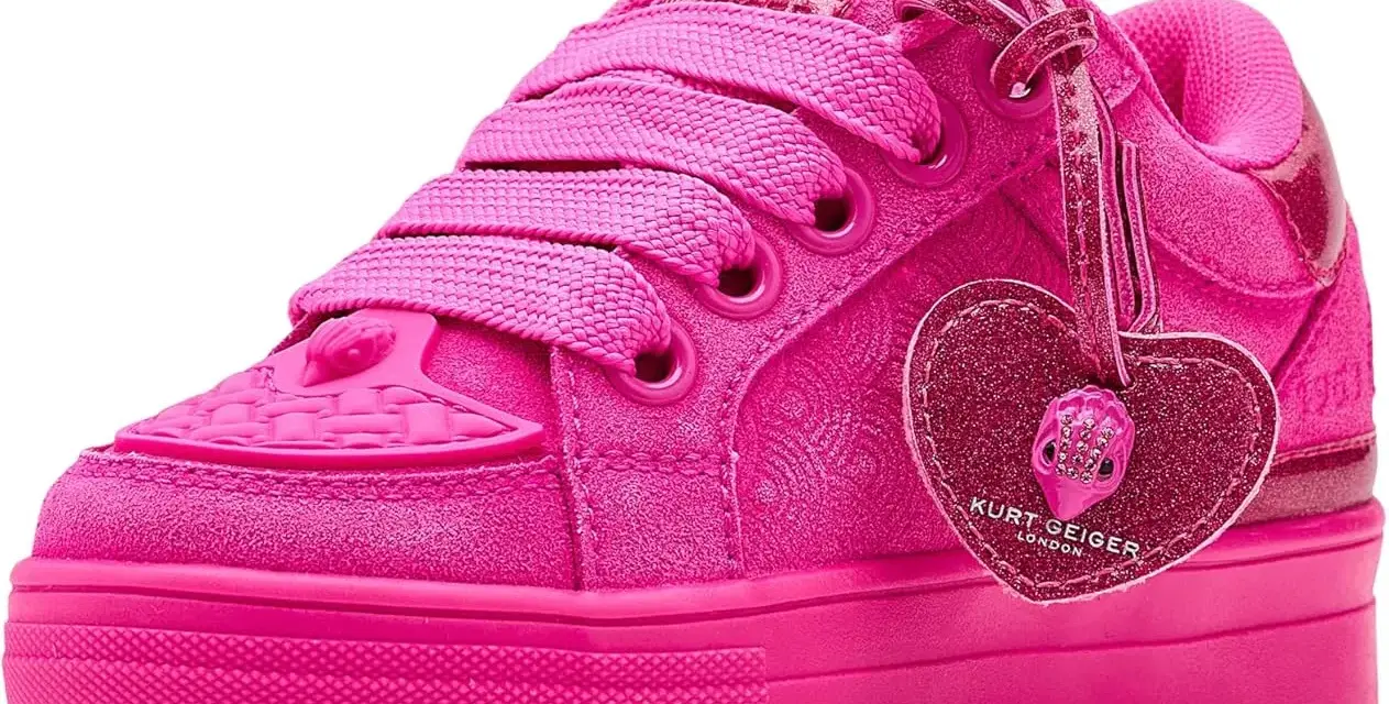 Różowe buty Kurt Geiger z sercem i logo. To marka znana z odważnych projektów.