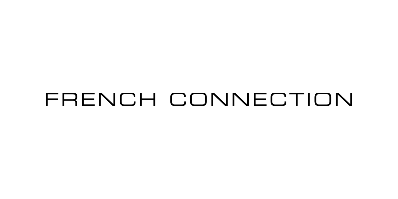 Logo marki French Connection. To brytyjska marka odzieżowa znana z modnych ubrań i akcesoriów.