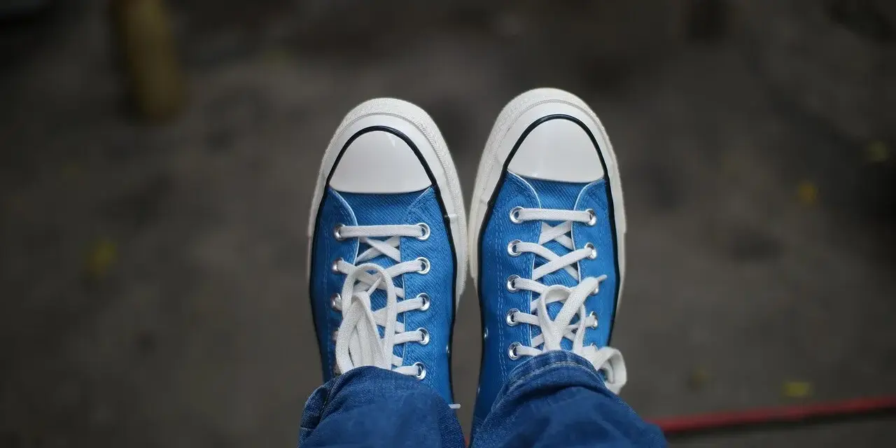 Niebieskie trampki z białymi sznurówkami i podeszwą. Czy na Zalando są oryginalne buty? Tak, można tam znaleźć autentyczne obuwie.