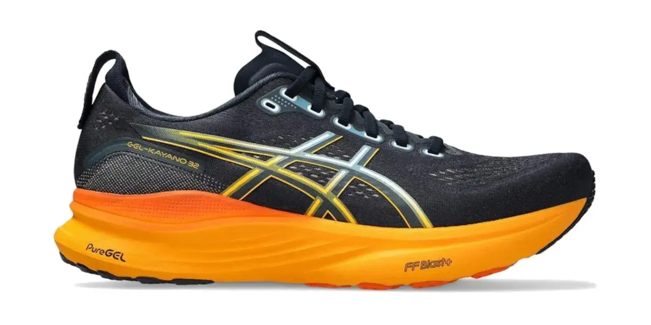 Czarny but biegowy Asics GEL-Kayano 32 z pomarańczową podeszwą. Asics to znana firma produkująca sprzęt sportowy.