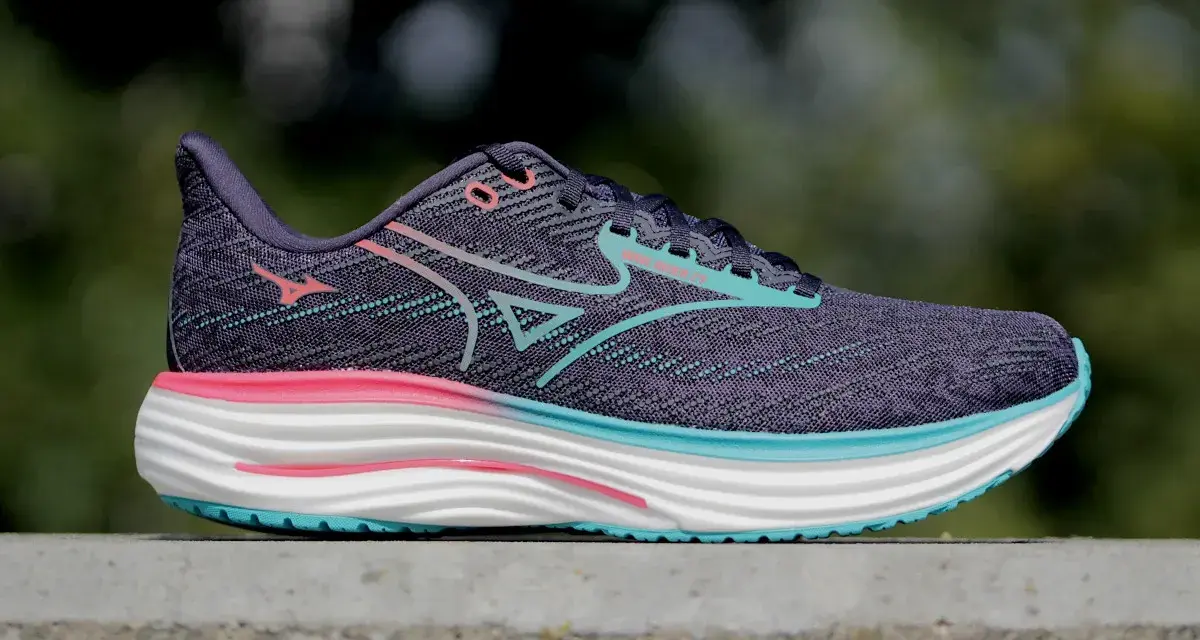 Buty do biegania Mizuno Wave Rider 27 w kolorze fioletowym z różowymi i turkusowymi akcentami. Mizuno to znana japońska marka odzieży sportowej.