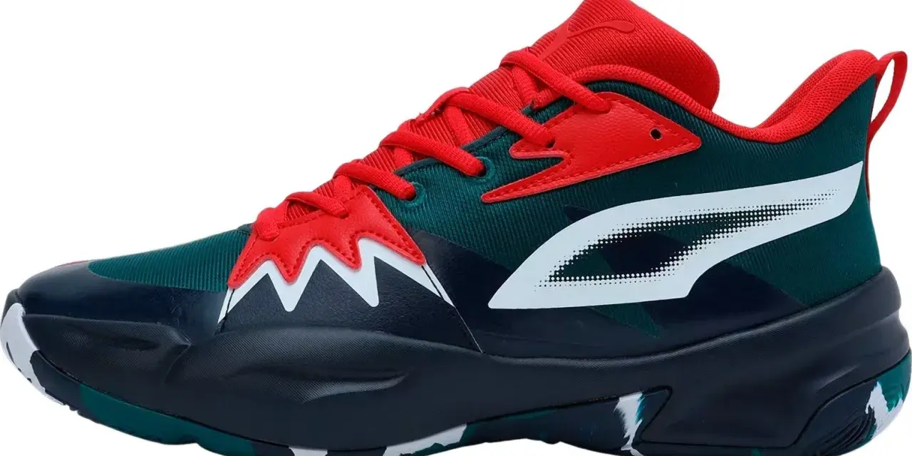But sportowy Puma w kolorach granatowym, zielonym i czerwonym z białym logo.