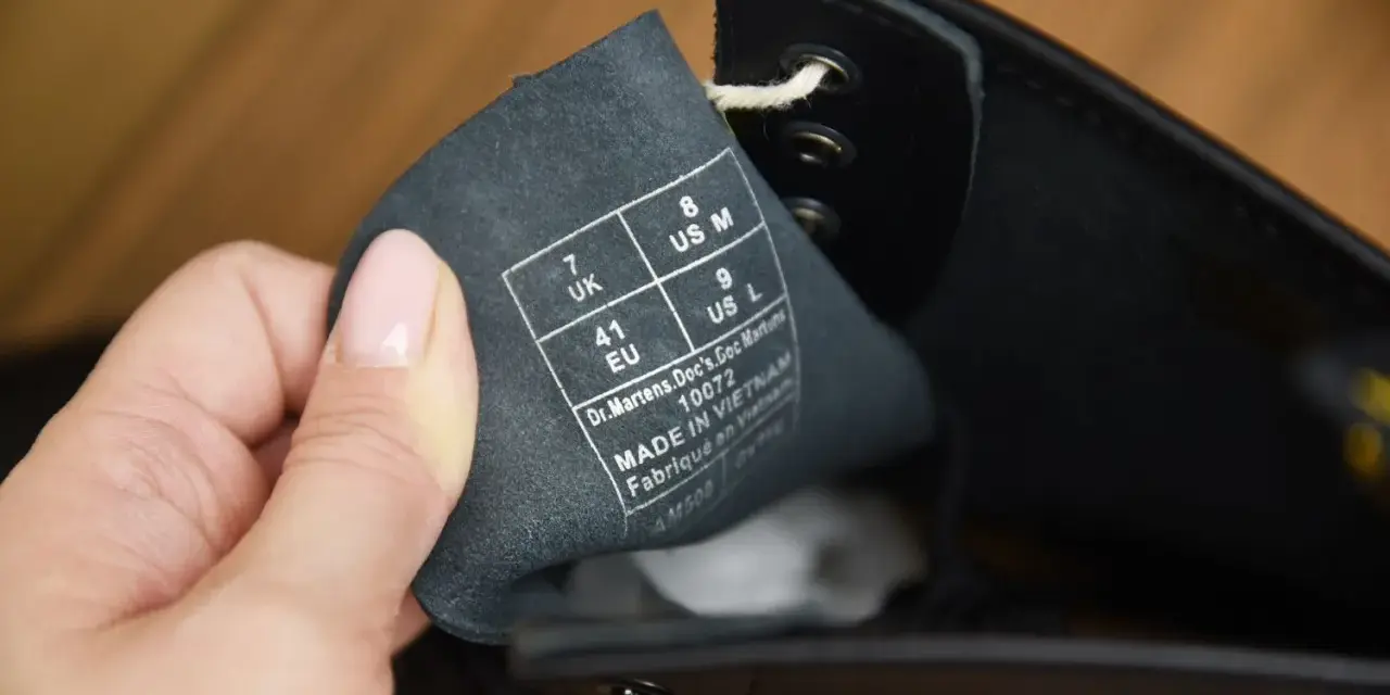 Metka z rozmiarem na wewnętrznej stronie buta Dr. Martens. Sprawdź metkę, by dowiedzieć się, jak rozpoznać oryginalne martensy.