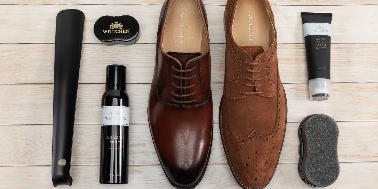 Zestaw do pielęgnacji obuwia: eleganckie brązowe i zamszowe buty, łyżka do butów, pianka czyszcząca, krem wodoodporny i gąbka. Idealny poradnik, jak pastować buty.