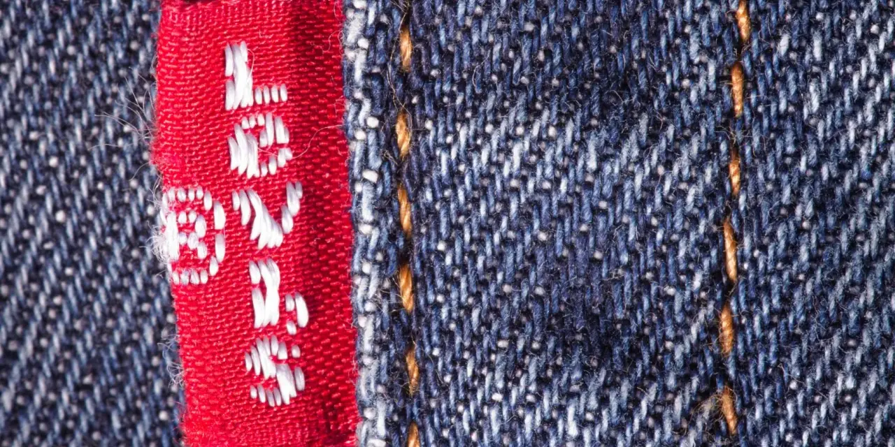 Czerwona metka z białym napisem "Levi's" na dżinsie. To klucz do tego, jak rozpoznać oryginalne levisy.