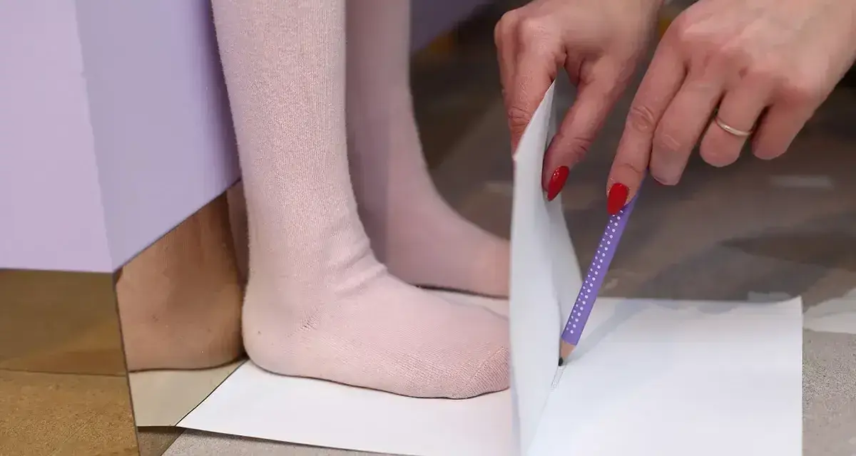 Dziecko mierzy stopę, by dobrać odpowiednie buty. 18cm jaki to rozmiar buta?