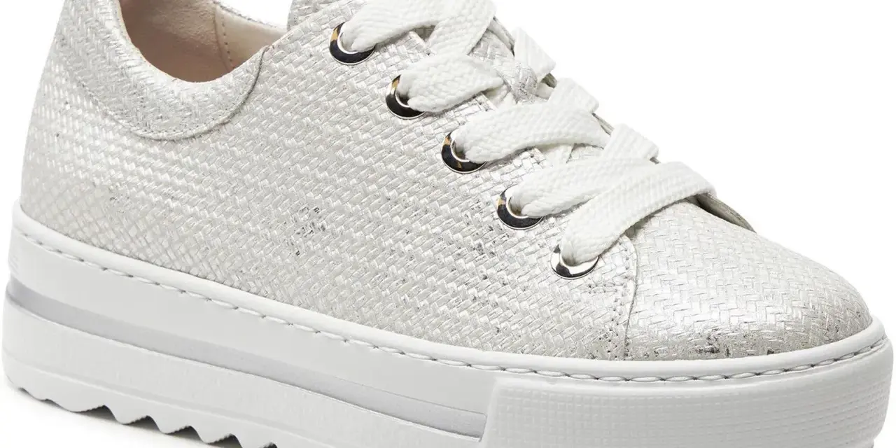 Srebrne, plecione sneakersy Gabor na grubej podeszwie. Stylowe i wygodne, idealne na co dzień.
