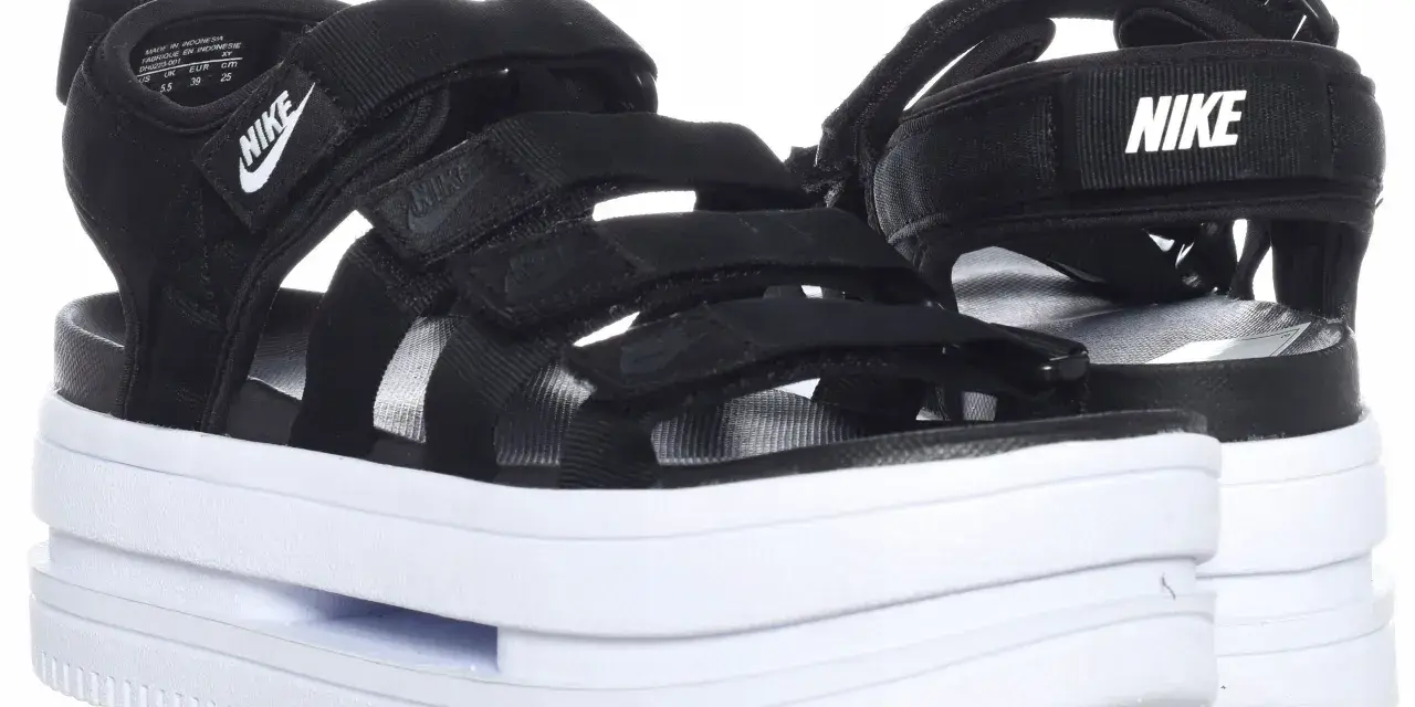 Czarne sandały Nike na grubej, białej podeszwie. Idealne na lato, sprawdzają się w każdej sytuacji. Us 2 jaki to rozmiar?