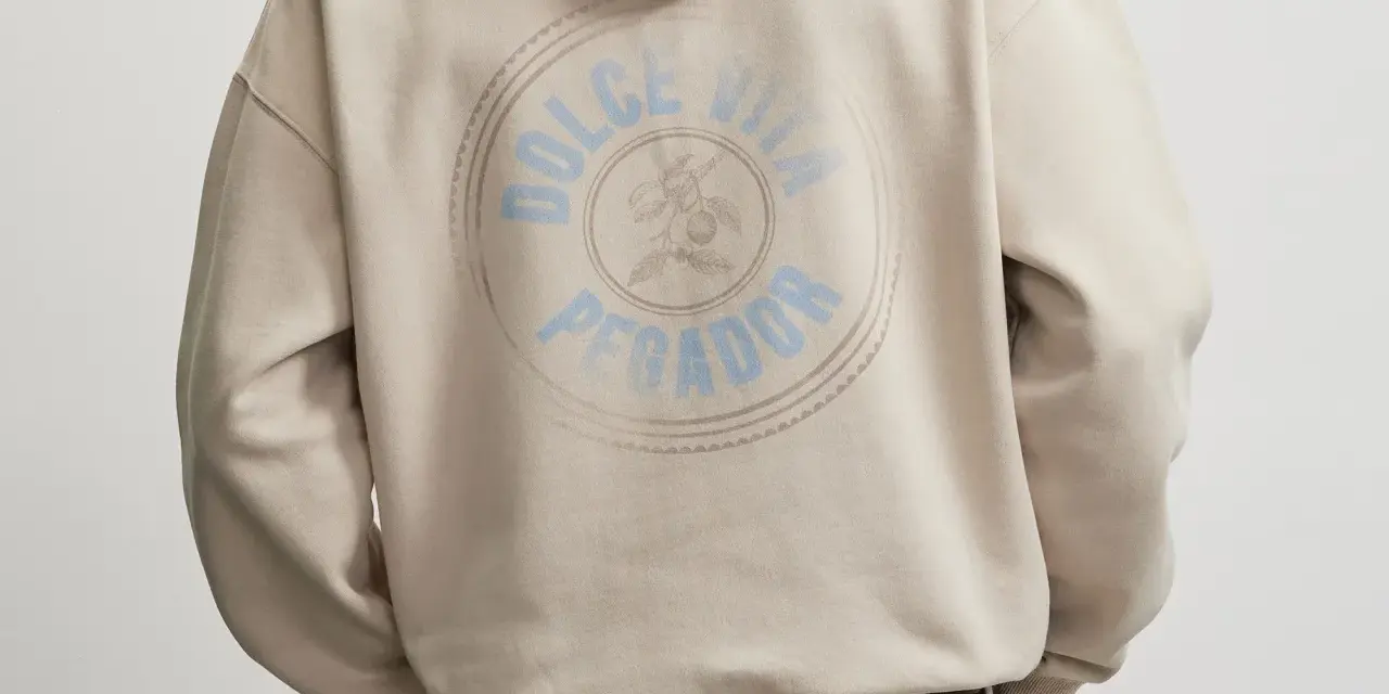Beżowa bluza z kapturem z okrągłym nadrukiem "DOLCE VITA PEGADOR" i gałązką z owocami.