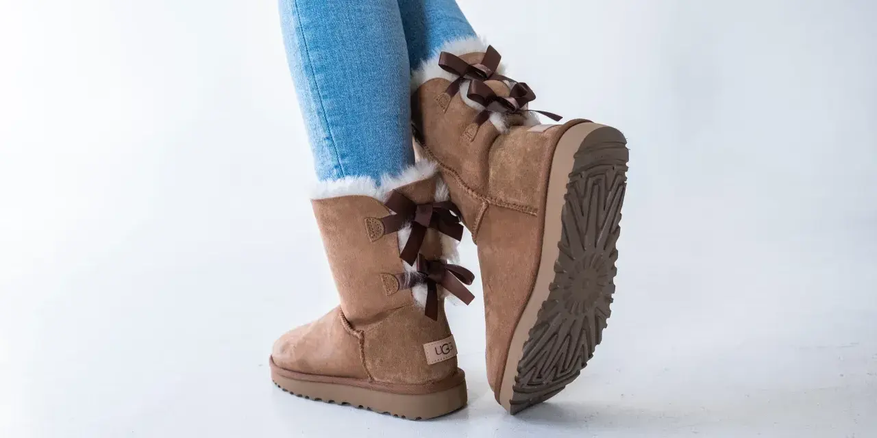 Brązowe kozaki UGG z kokardkami, idealne na zimę. Zastanawiasz się, ugg jaki rozmiar wybrać?