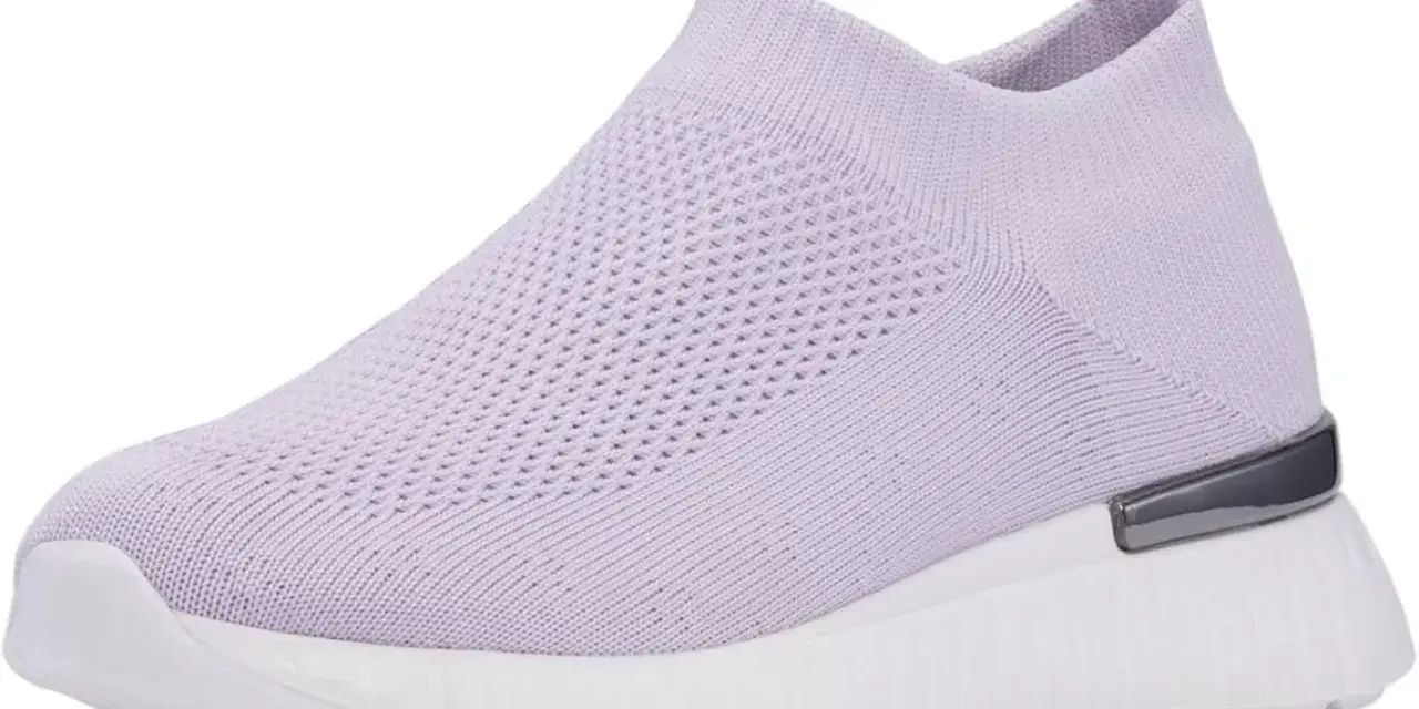 Liliowe, dzianinowe buty slip-on Ilse Jacobsen. Lekkie i wygodne, idealne na co dzień.