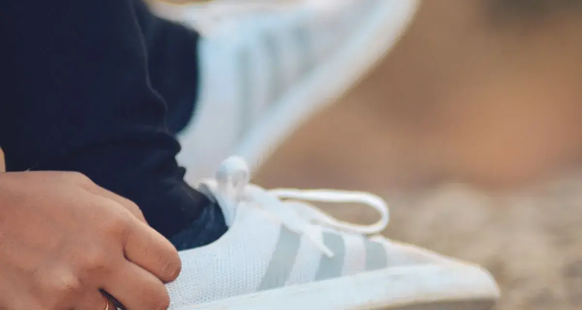 Białe buty sportowe adidas, rozmiar 43 1/3, idealne na spacer.