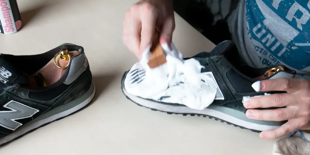 Czyszczenie zamszowych New Balance. Pianka i szczoteczka pomagają w pielęgnacji, by jak prać new balance zamszowe było łatwe.