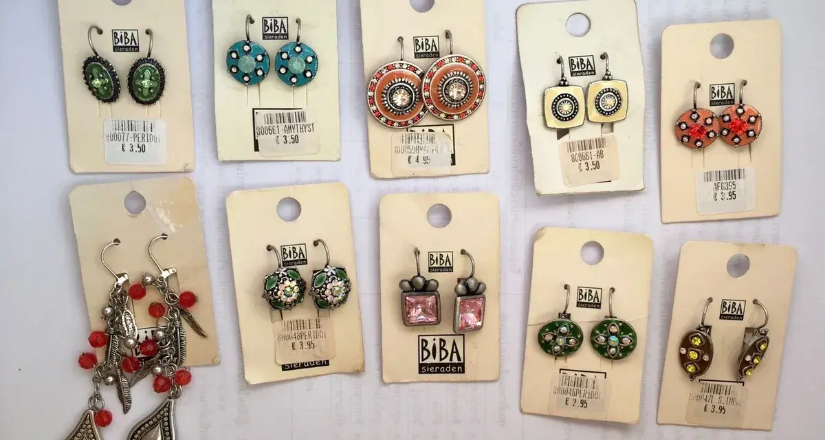 Kolczyki marki Biba Sieraden. Różnorodne wzory i kolory, od zielonych i niebieskich po pomarańczowe i różowe. Biba co to za marka? To marka biżuterii.