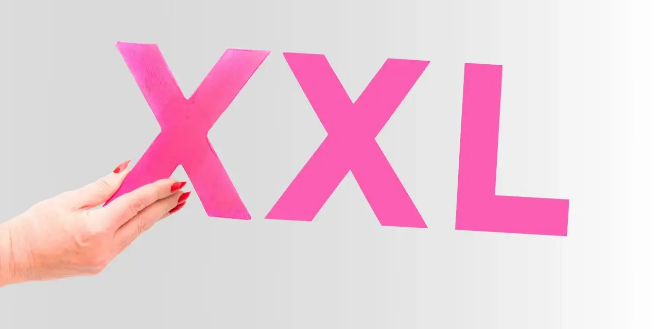 Dłoń z czerwonymi paznokciami trzyma literę "X", obok widnieją kolejne litery "XXL". Czy to rozmiar 50 jaki to rozmiar damski?